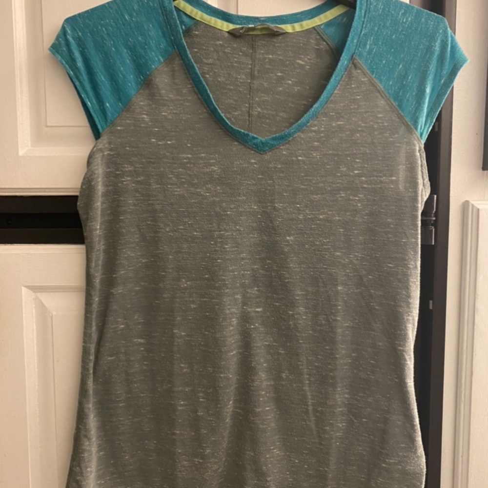 Women’s North Face Cap Sleeve T-Shirt size M